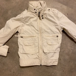 Tuff vårjacka av peak performance  - Storlek smal, obetydligt använd, fodrad. 