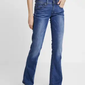 Säljer mina älskade g-star midwaist bootcut jeans! De är uppsydda så passar utmärkt på mig som är 1.65! Skriv för mer info🥰nypris 1 095 kr