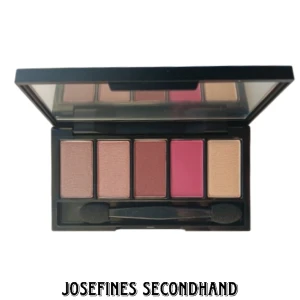 Superfin kbeauty ögonskuggapalette - Gullig ögonskugga från det koreanska märket Witch's Pouch i varma färger. Sminkborste ingår. Aldrig använd, dm:a för fler bilder. Skickar med brev, frakt blir 15 kr.