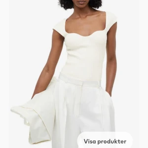 Fest topp - Säljer helt oanvänd fest topp. Köpt på hm, nyskick utan prislapp. Storlek xs, men är töjbar. Slutsåld på hemsidan