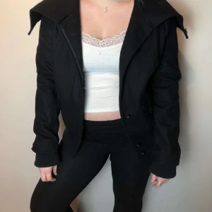 Svart kappa/jacka - Svart jacka i kappmaterial, sjukt snygg o mer åt de coola hållet. De är jag som har @secondhandjackor där den också ligger uppe🥰 Modellen på bilden har normalt storlek S