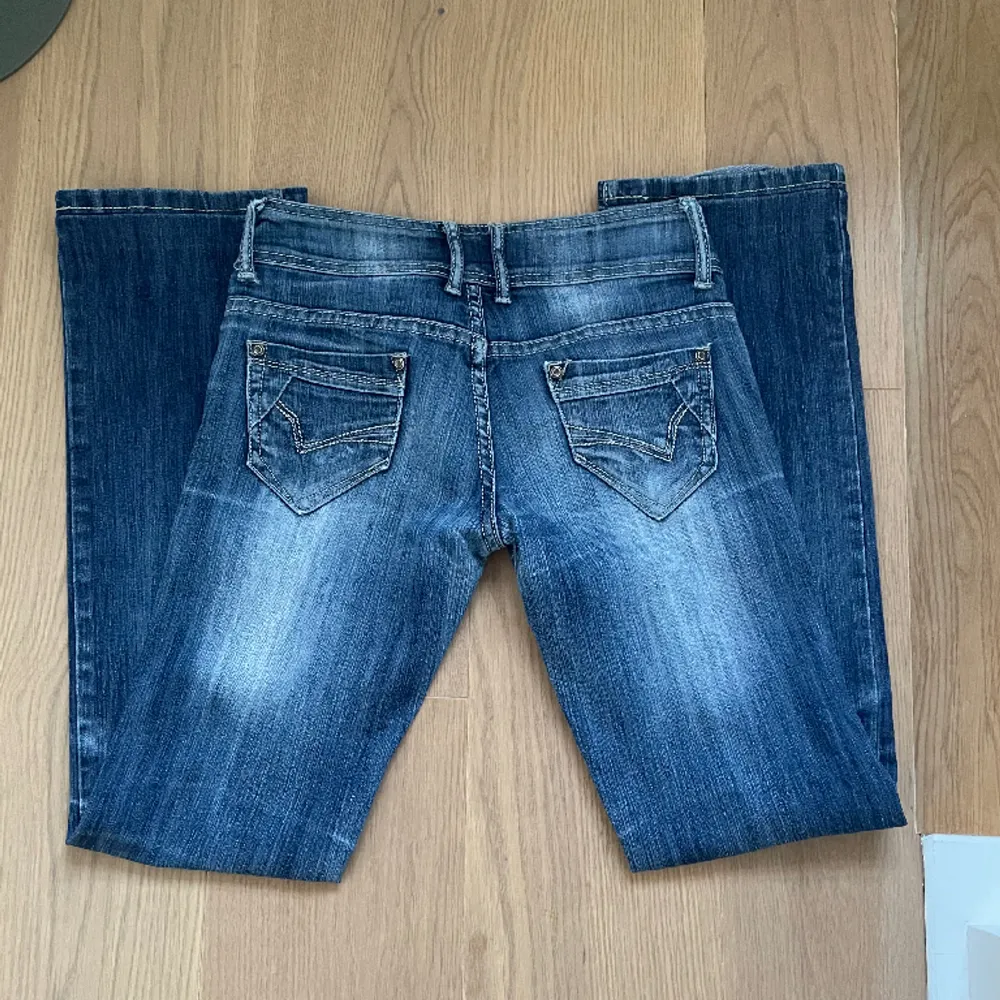 Superfina bootcut jeans med supercoola fickor som tyvärr är för små för mig😿 Fint skick förutom en liten defekt vid knapphålet, bild 3💕. Jeans & Byxor.