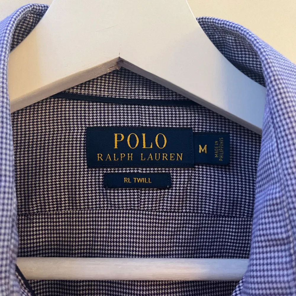 🟦 säljer denna extremt snygga Polo Ralph Lauren skjorta i storlek M. Skick: 9/10. Priset är inte hugget i sten. Tveka inte att höra av er vid frågor eller behov av fler bilder! 🟦. Skjortor.