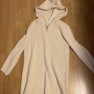 Stickad klänning - Stickad klänning med zip och luva. Jätteskönt material. Det är storlek Xs, men passar även de som vanligtvis har S.