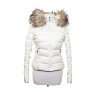 Rock and blue jacka supermysig vinterjacka - Jättebra vinterjacka med dun. Inte så tung och med mysigt fluff. Luvan är avtagbar. Jackan funkar lika bra på vinter som under kyligare dagar på vår o höst!  Nypris 2499. Skriv för fler bilder, passform eller frågor, mm.