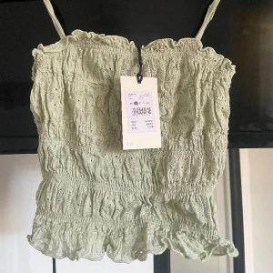 Grön topp - Säljer denna pågrund av att den aldrig kommit till användning och är ny med prislapp på i storlek S.