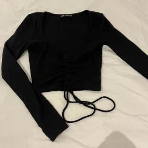 Topp - Svart topp med knytningsdetalj  Köpare står för fraktkostnad☺️