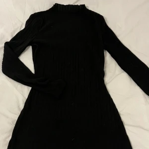 Längre tröja  - Tunn, ribbmönster, öppen slits på vänster höft. Köpare står för fraktkostnad☺️