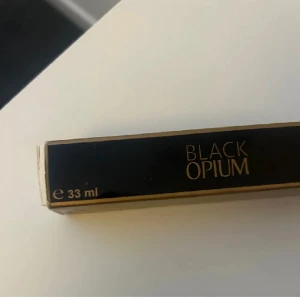 Black Opium EDP - Format som inte finns på kicks, Åhléns eller sephora. 33ml från början, men man ser hur mycket som har använts på tredje bilden. Jätte bra att ha i väskan.  Luktar så som black opium men upplever att den är lite lite sötare. ❤️