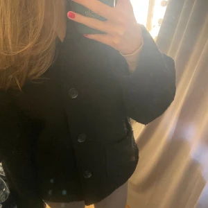 Säljer denna kappa - Heeej, just nu så säljer denna fina kappa från monki då den inte kommer till användning längre.  Kappan passar perfekt nu till våren och man kan styla vad som helst till kappan. Kappan har inga defekter och är välbehållen! Kappan är köpt för 600 kr