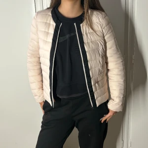 Dunjacka M - Snygg fodrad jacka till våren. Använt ett fåtal gånger. Färg: persika  🟣Priset kan diskuteras🟣