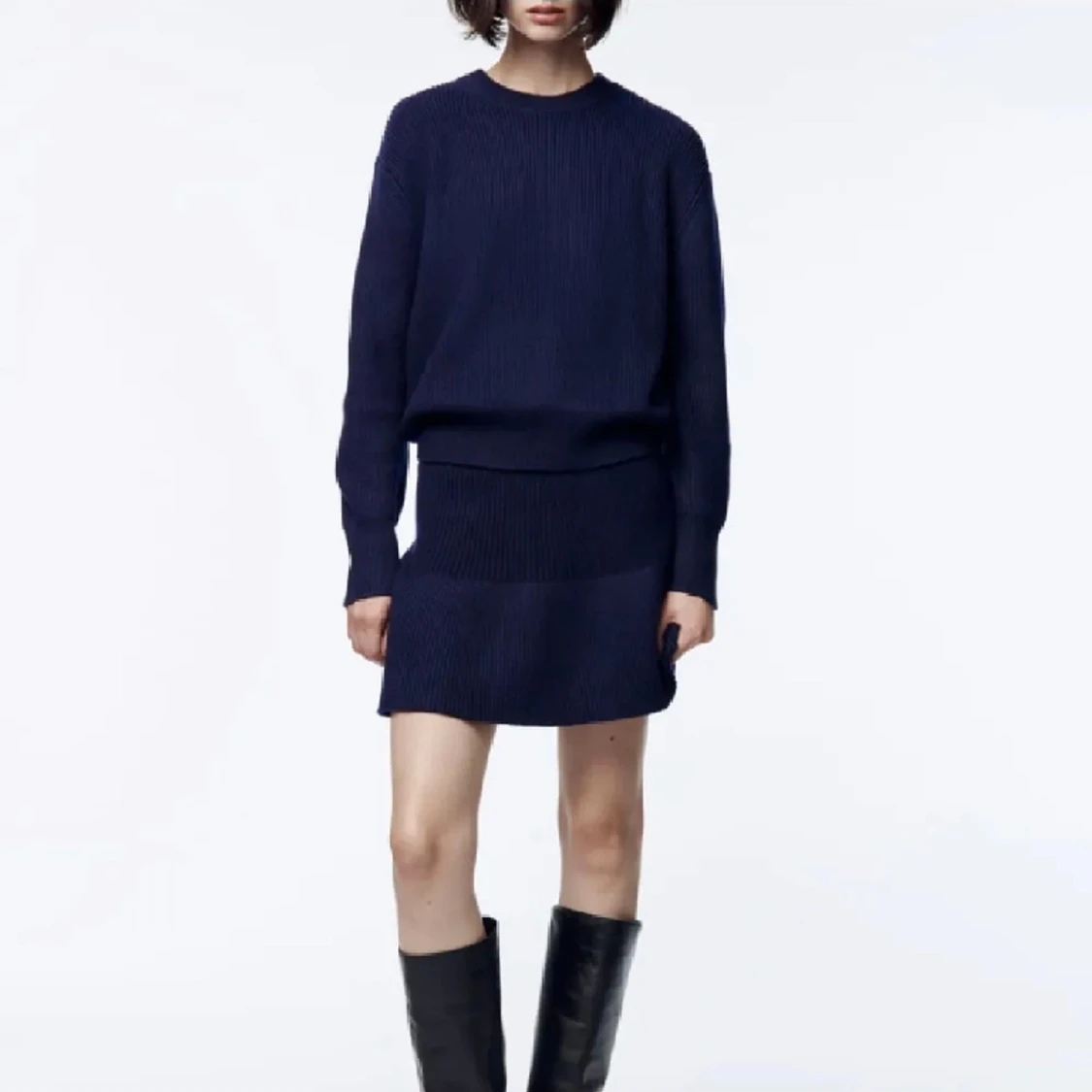 Stickad tröja med rund krage - 90