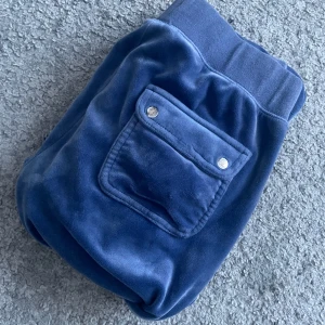 Juicy byxor - Juicy i nyskick, knappt använda då dom inte passar på mig. De är i storlek S och i färgen Grey Blue. Fick dem 2023 och de är fortfarande mjuka, lena och sköna. Säljer för lågt pris då jag bara vill få sålt dom