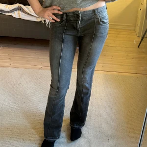 Lågmidjade bootcut jeans  - Har sprättat upp längst ner då de va gör korta 