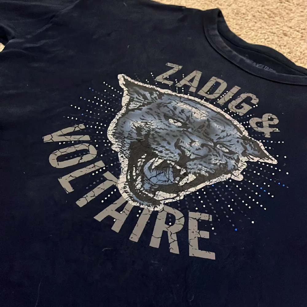 Släljer min coola Zadig tröja för ja inte använder den längre! Andvänd några gånger men super fint skick, köpte för 799 på nk. Ganska unik och fin🥰. T-shirts.
