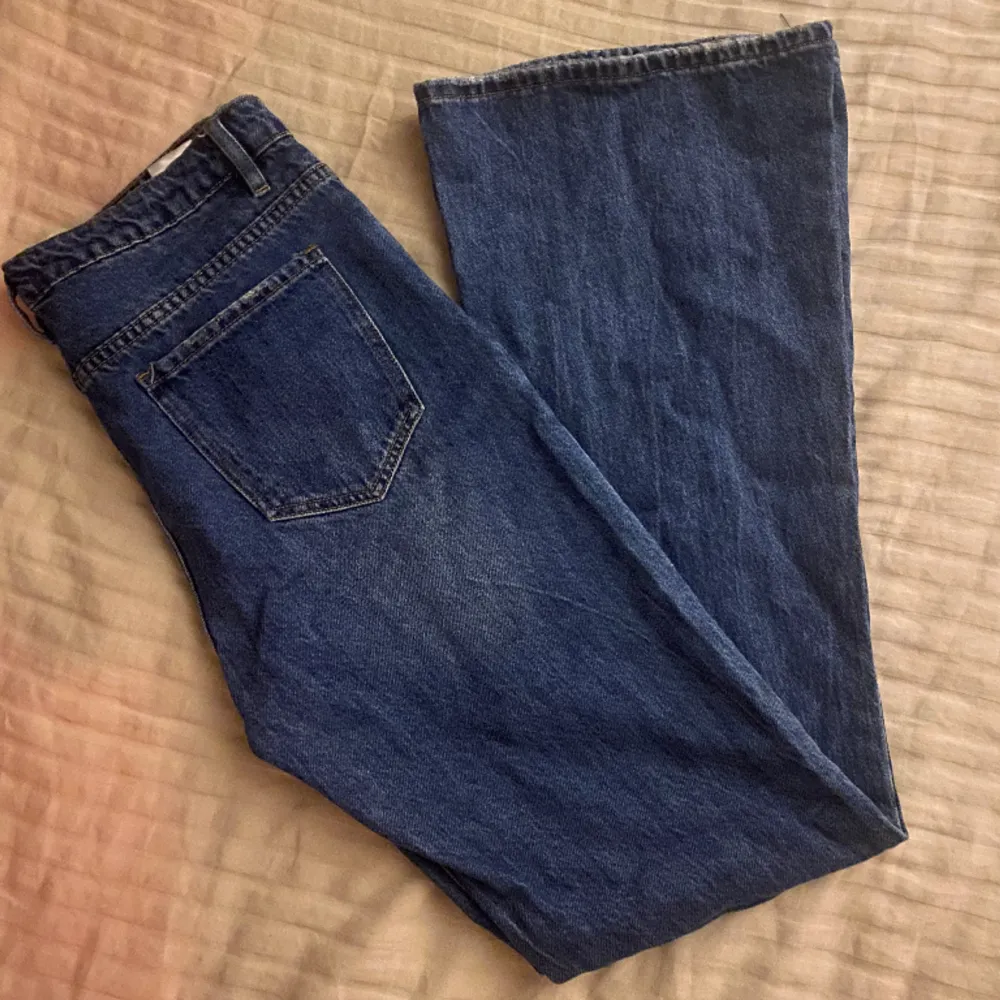 • Högmidjade utsvängda jeans  • köpta från sellpy | aldrig använda då de är för långa för mig. ( är 171 ) . Jeans & Byxor.