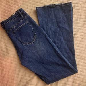 • Högmidjade utsvängda jeans  • köpta från sellpy | aldrig använda då de är för långa för mig. ( är 171 ) 