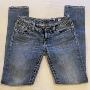 Lågmidjade jeans köpta från sellpy. Midjemått: 73 cm och Innerbensmått: 80 cm. Använd gärna köp nu och tveka inte att höra av er om ni har frågor! 