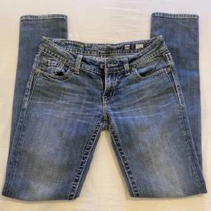 Lågmidjade jeans köpta från sellpy. Midjemått: 73 cm och Innerbensmått: 80 cm. Använd gärna köp nu och tveka inte att höra av er om ni har frågor! 