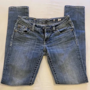 Miss me jeans - Lågmidjade jeans köpta från sellpy. Midjemått: 73 cm och Innerbensmått: 80 cm. Använd gärna köp nu och tveka inte att höra av er om ni har frågor! 