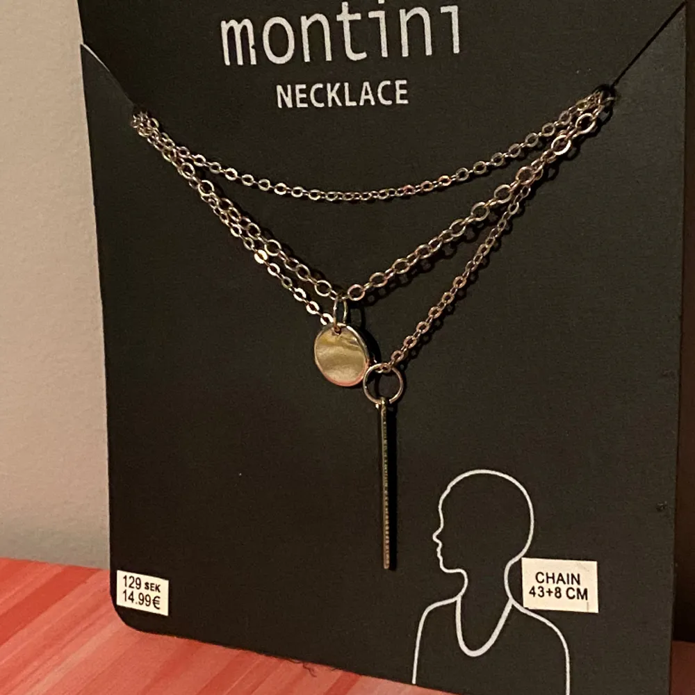 Halsband Montini från Ur & Penn nytt med prislapp!  Nytt  Oanvänt  Silvrigt  3 kedjor i ett halsband  Mått står på förpackningen . Accessoarer.