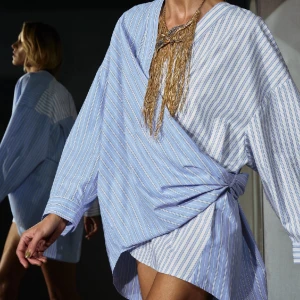 Poplinskjorta omlott  -  Aldrig använd. Storlek XS. Tycker personligen att den passar de flesta storlekarna