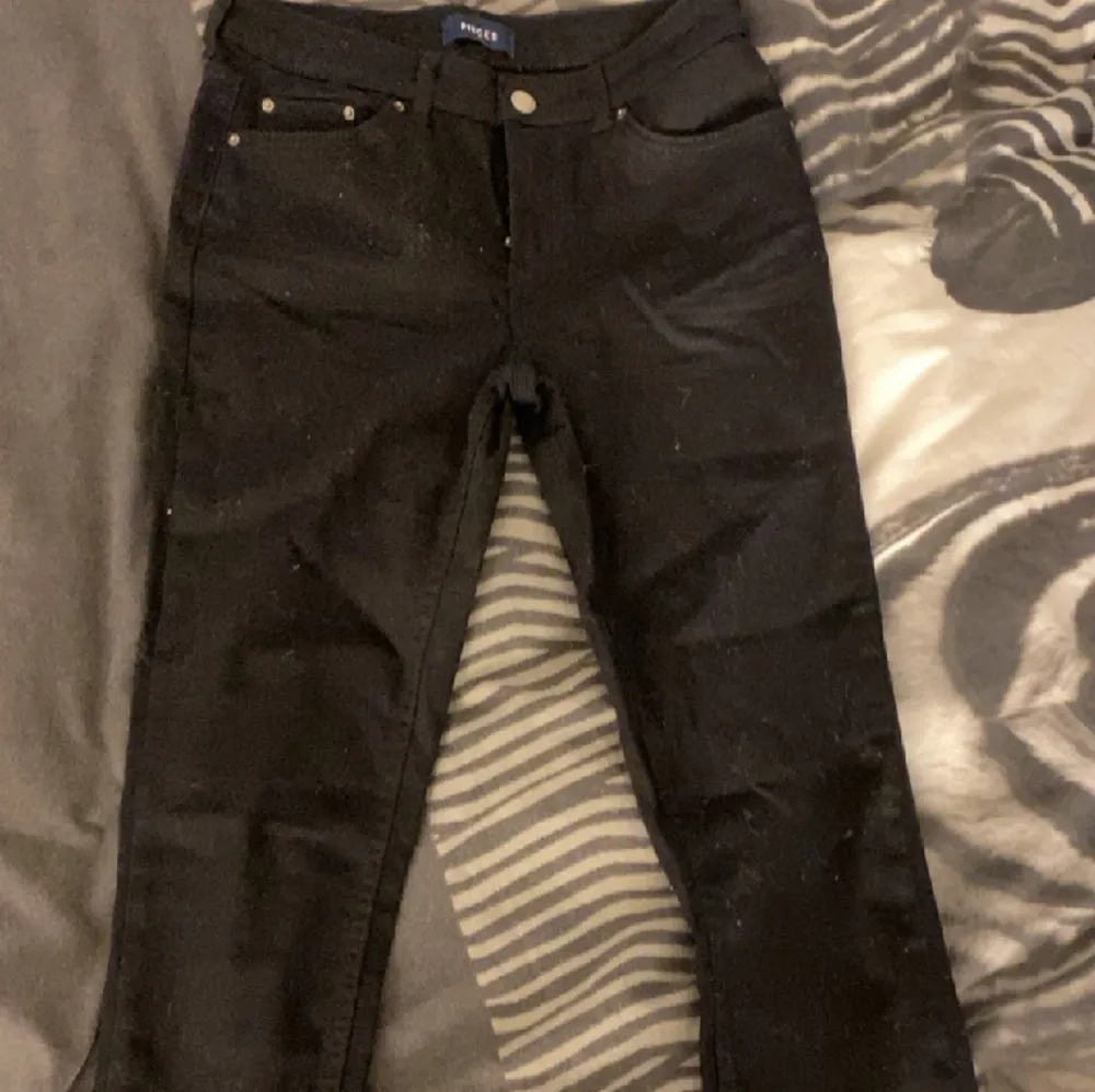 Svarta skinny jeans ifrån pieces. Lite dammiga på bilderna då de legat länge i garderoben, kommer tvättas innan jag postar!. Jeans & Byxor.