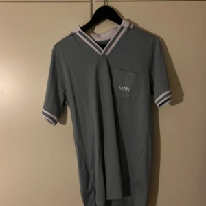 Skjorta  - Har använt den en gång den passade inte mig. 