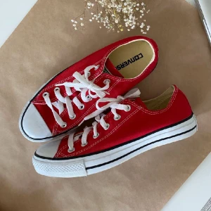 Röda converse - Röda converse! Använda men fortfarande i fint skick!🥰 Nypris 800kr.