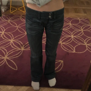 Low waist diesel jeans - Så coola och unika low waist diesel jeans, utsvängda nertill, i storlek 24. Använt ett fåtal gånger så i nyskick. Kan mötas upp i Stockholmsområdet eller skickas. Fler bilder och mått kan skickas vid intresse💓💓