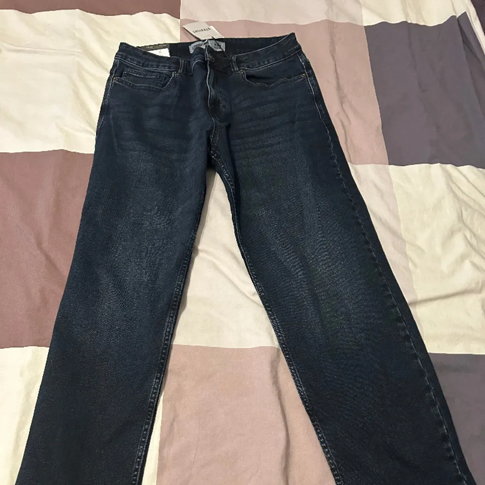 Säljer ett par svarta jeans köpta på asos helt oanvända och bara testade. Passform Straight mer info vid intresse.. Jeans & Byxor.