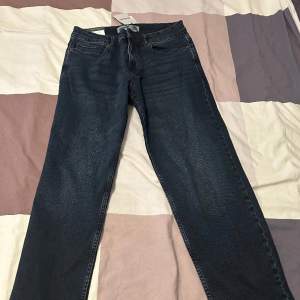 Säljer ett par svarta jeans köpta på asos helt oanvända och bara testade. Passform Straight mer info vid intresse.
