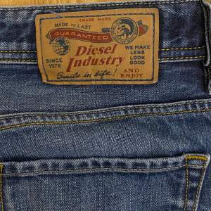 Säljer dessa skit snygga lågmidjade diesel jeans då de inte riktigt passar mig💕PRIS KAN DISKUTERAS VID SNABB AFFÄR och skriv vid frågor eller fler bilder❣️(sista bilden är lånad) Nypris: 1050+ 