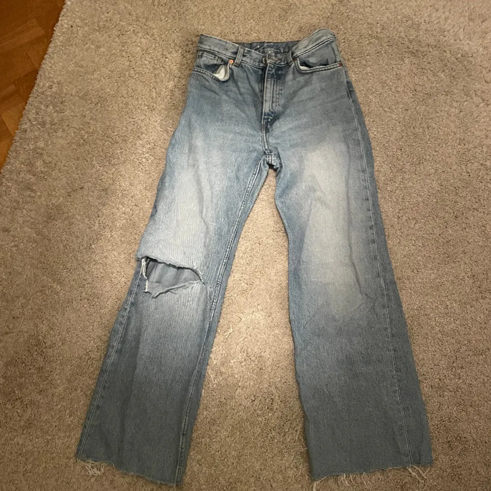 Säljer dessa jeans då dem inte kommer till användning längre . Jeans & Byxor.