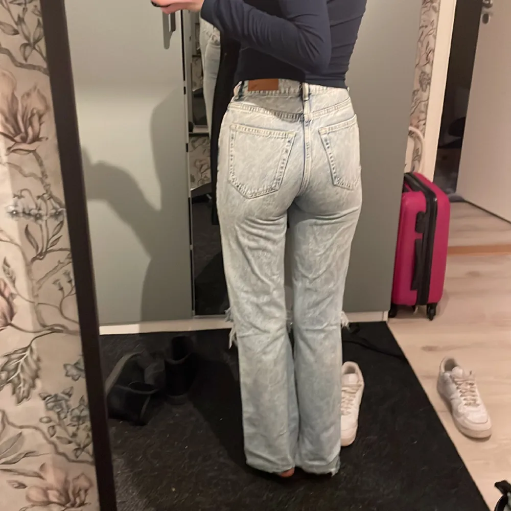 i fint skick, är 1,66 passar perfekt och bra längd!❤️orginalpris 800kr. Jeans & Byxor.