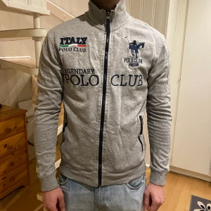 Polo - Grå zip-polo från Vinson Polo club. Bra skick använd ett fåtal gånger. Storlek S.