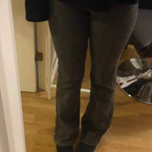 så fina grå-svarta bootcut jeans 💞 säljer för jag måste rensa ur min garderob 💞