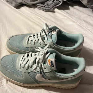 Air force  - Ett par air force, fick dom i födelsedagspresent och använt dom en gång, så mycket bra skick.   Skriv för frågor eller fler bilder!