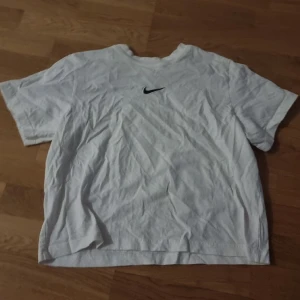 Nike tränings T-shirt  - Storlek xl inte använd alls gillar inte modellen så mycken den är inte cropad men lite kort i längd jag har storlek M/L men Xl satt också bra på 💞