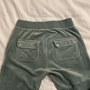 Gröna Juicybyxor  - Strl Xs. Jättefint skick! Mjuka och silverdetaljerna är kvar. Första och andra bilder ger mest rättvisa på färgen.