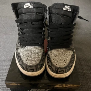 Jordan 1 rebilionare - Storlek 41-42 bra skick (knappt använda) 