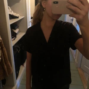 Svart blus - Såå fin blus!! Passar till allt💓💓 Skriv för fler bilder🙌