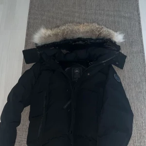 Canada goose whyndham parka black label - Storlek M  Har kvittot, påsen mm förutom boxen som jag slängde  Skriv för fler bilder har haft den i ungefär 3 år
