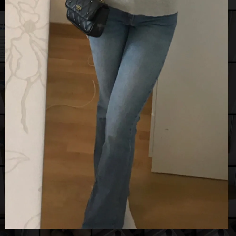 High waisted bootcut jeans med slit på inner sidan. Jeans & Byxor.