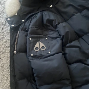 Moose knuckles  - Moose knuckles jacka i storlek s. Skickat är bra men är använd och har därför tecken på användning men inga större fel. Kvitto o äkthetsbevis finns.  Vill bli av med den här jackan så snabbt som möjligt så pris går att diskuteras. Skriv vid frågor ☺️ 