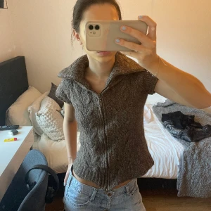 Stickad kortärmad - Säljer denna bruna stickade kofta i superbra skick!! 💘💘 Klicka gärna på köp direkt👍🏼