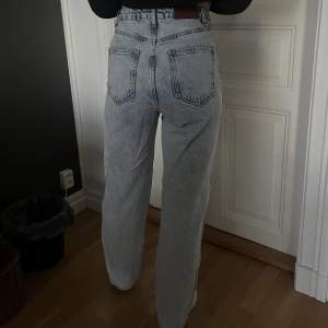 Säljer dessa highwaisted visa stentvättade ljusblå/grå jeans från NA-KD.