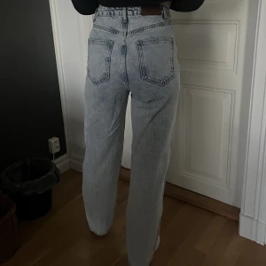 Highwaisted stentvättade jeans - Säljer dessa highwaisted visa stentvättade ljusblå/grå jeans från NA-KD.