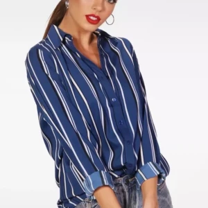 Boohoo oversize skjorta  - Snygg nästan oanvänd oversize skjorta från Boohoo. Jag är 170 cm lång, S i toppar och M i jeans. Det går alltid att lägga prisförslag!!! 🪩