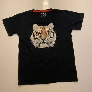 Tröja  - Tröjan är använd men i bra skick.  Stl 134/140